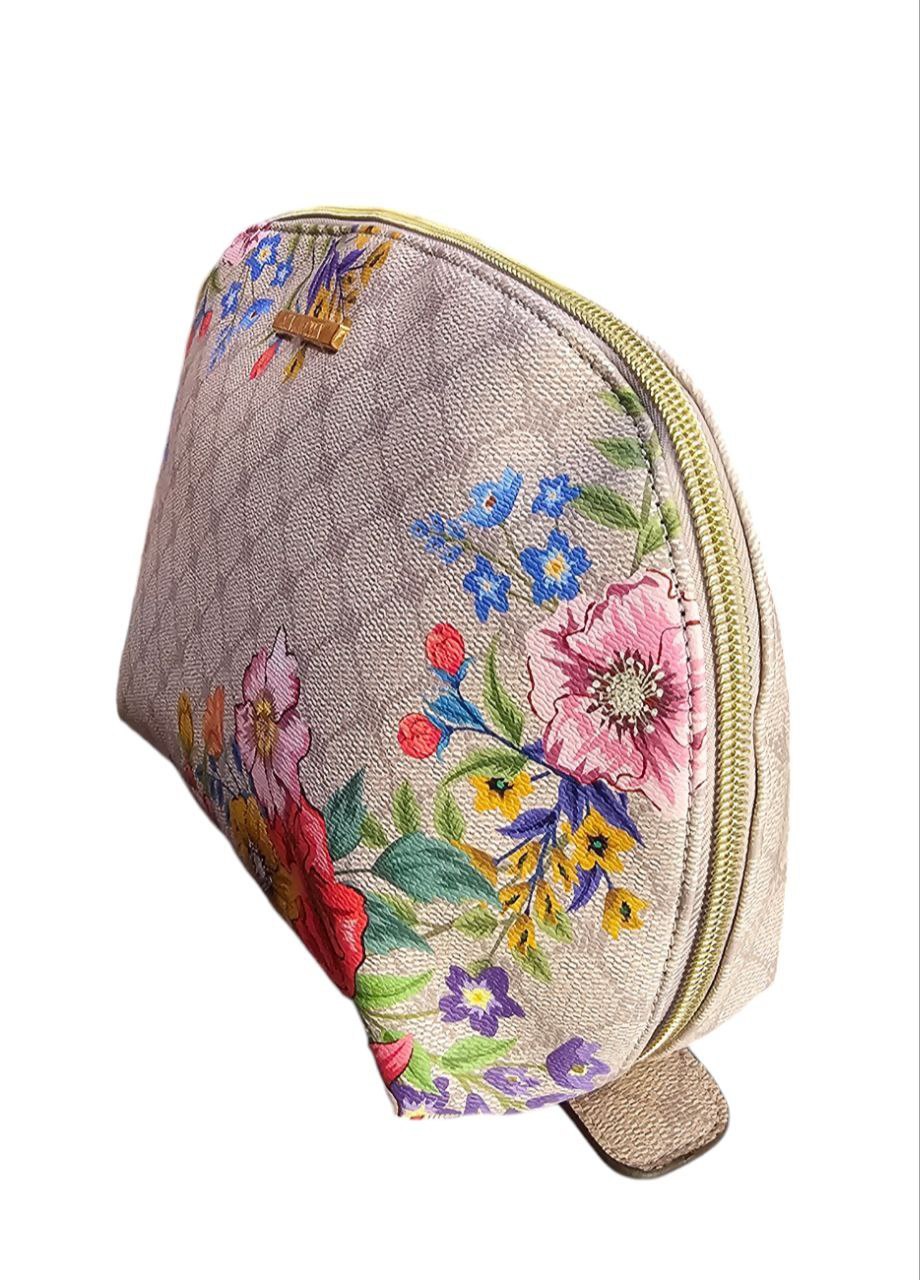 Cosmetiquera Steve Madden Beige con Diseño Floral y Detalles Dorados