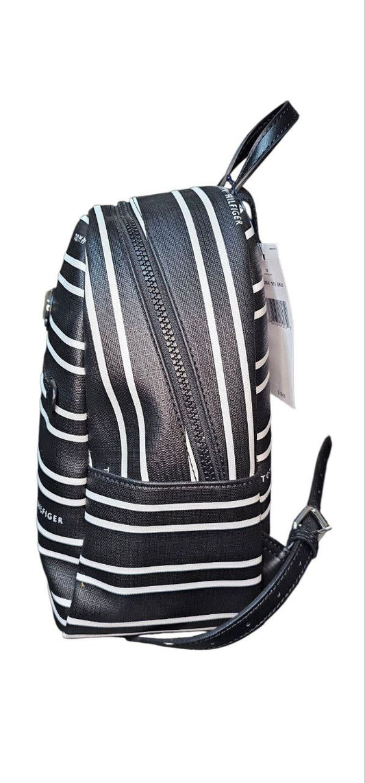 Mochila Tommy Hilfiger negra modelo 69J2054 con logo TH metálico plata