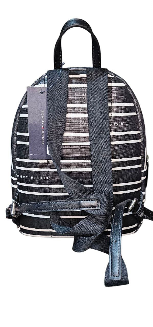Mochila Tommy Hilfiger negra modelo 69J2054 con logo TH metálico plata