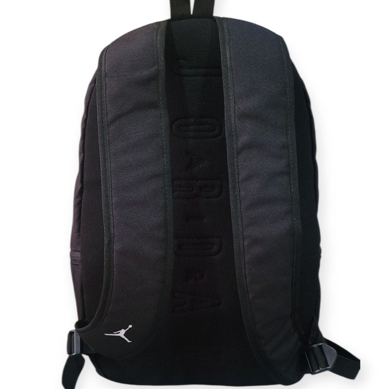 Mochila Jordan Negra Mediana – Diseño Casual con Bolsillo Frontal y Cierre de Cremallera