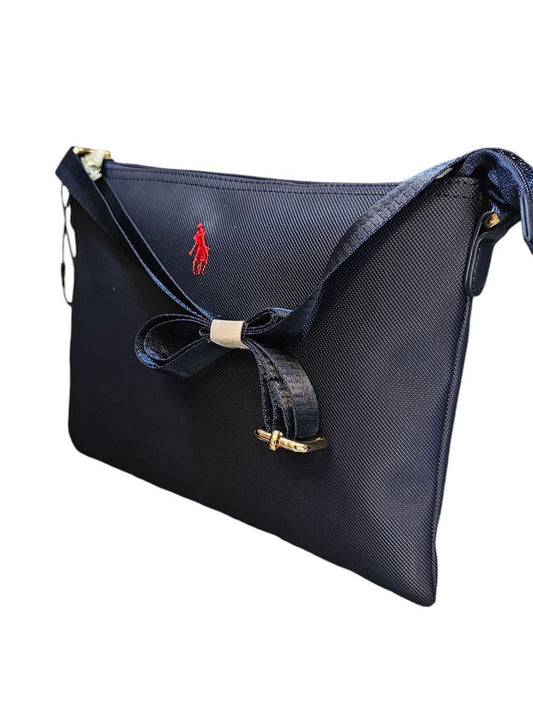 Cartera de Mano HPC Polo Azul con Correa Ajustable y Logo Rojo