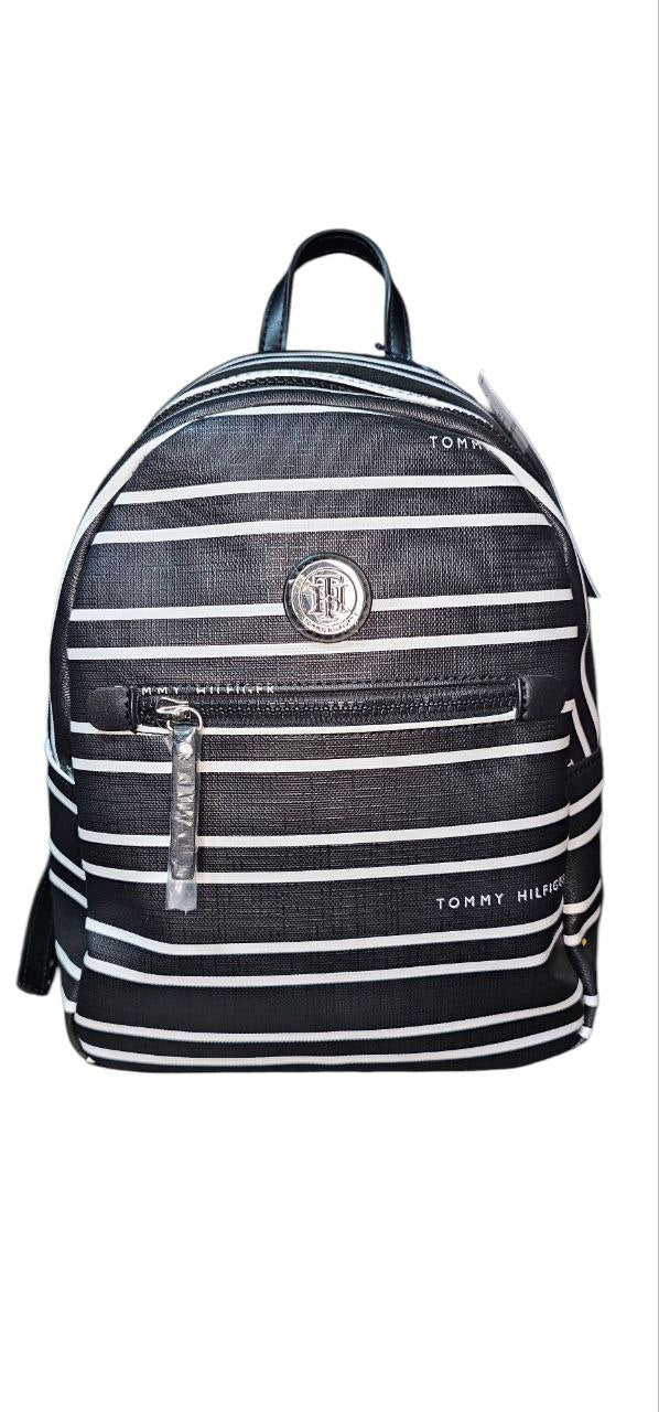 Mochila Tommy Hilfiger negra modelo 69J2054 con logo TH metálico plata