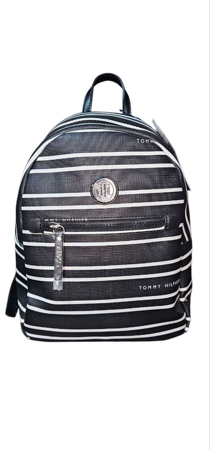 Mochila Tommy Hilfiger negra modelo 69J2054 con logo TH metálico plata