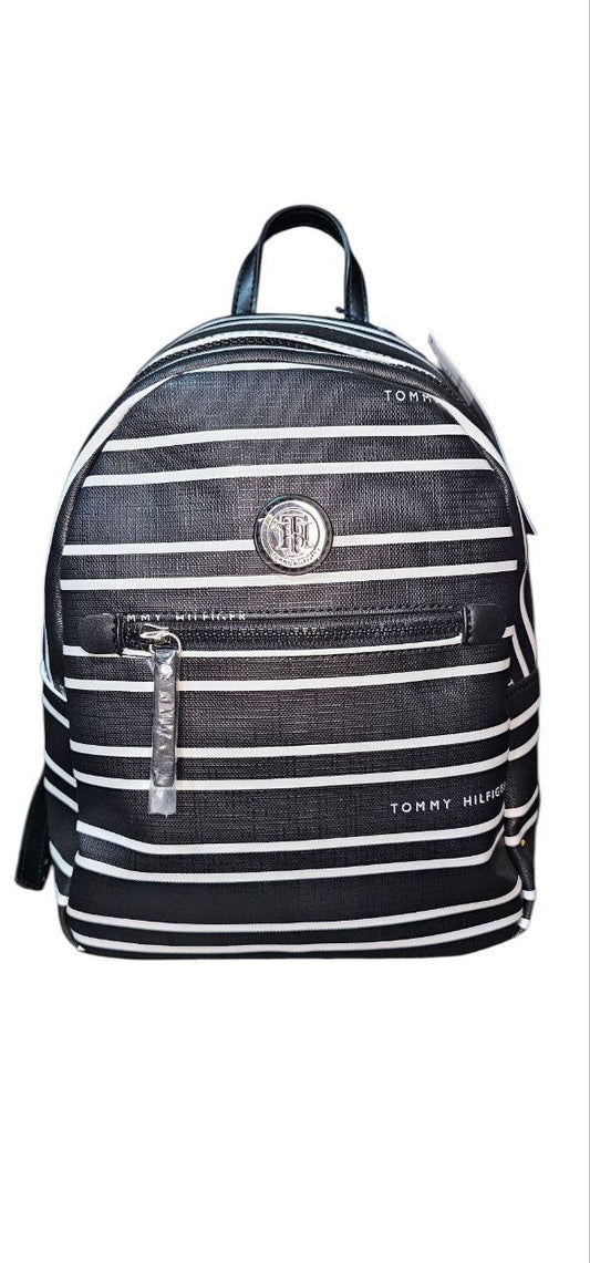 Mochila Tommy Hilfiger negra modelo 69J2054 con logo TH metálico plata