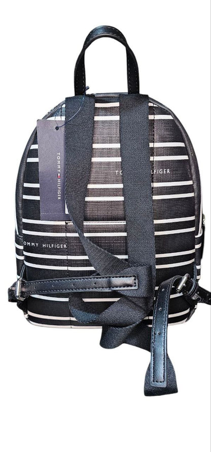 Mochila Tommy Hilfiger negra modelo 69J2054 con logo TH metálico plata