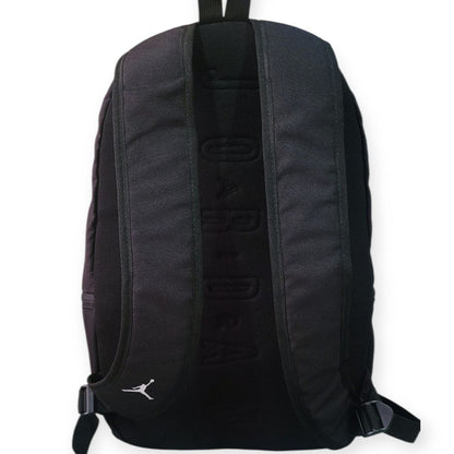 Mochila Jordan Negra Mediana – Diseño Casual con Bolsillo Frontal y Cierre de Cremallera