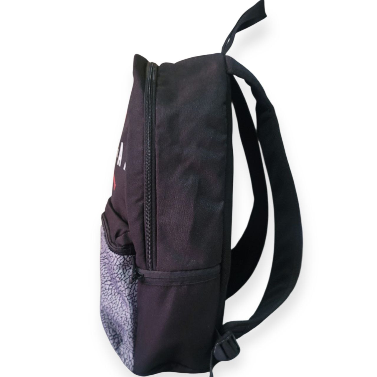Mochila Jordan Negra Mediana – Diseño Casual con Bolsillo Frontal y Cierre de Cremallera