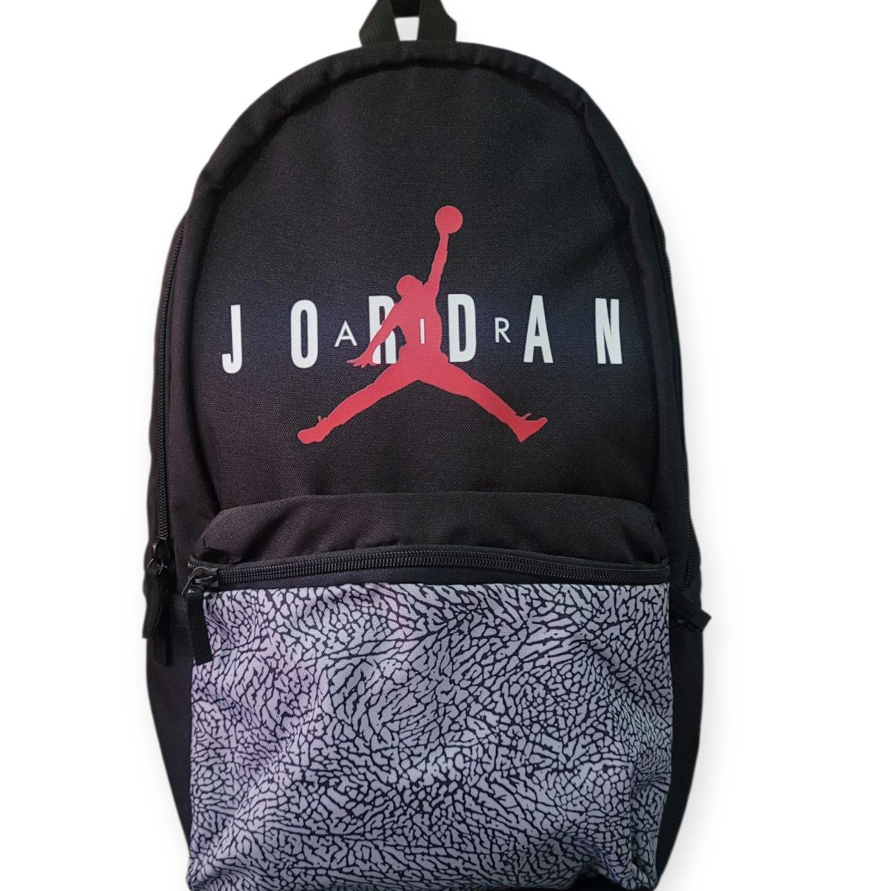 Mochila Jordan Negra Mediana – Diseño Casual con Bolsillo Frontal y Cierre de Cremallera